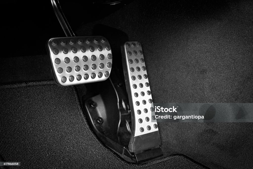 oneerlijk Ijzig Stam Brake And Accelerator Pedal Stock Photo - Download Image Now - Gas Pedal,  Pedal, Car - iStock