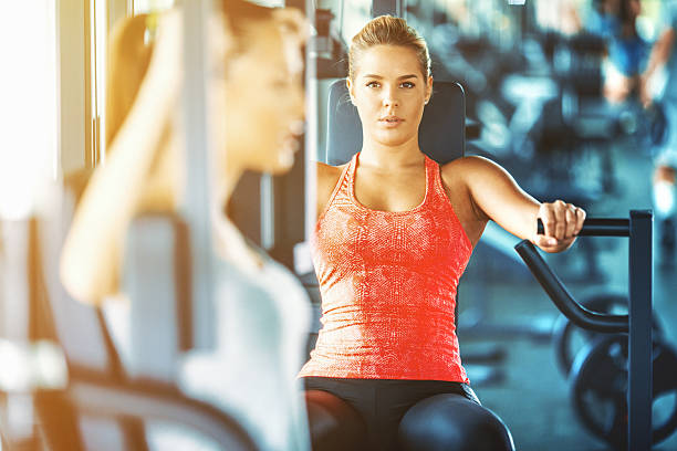 donna esercizio in palestra. - women weight bench exercising weightlifting foto e immagini stock