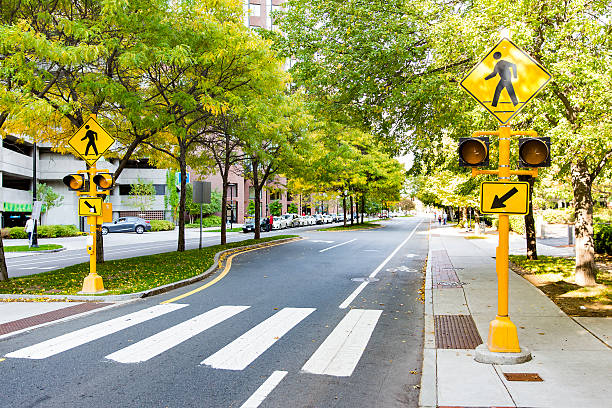 市内の横断歩道 - crossing ストックフォトと画像