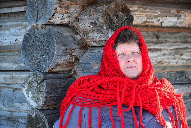 le russe femme dans un châle de izba réchauffe les mains - russian culture scarf textile shawl photos et images de collection