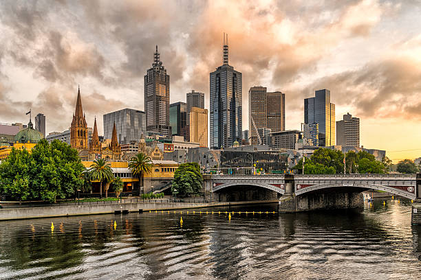 distrito comercial central de melbournes de southbank - yarra river - fotografias e filmes do acervo