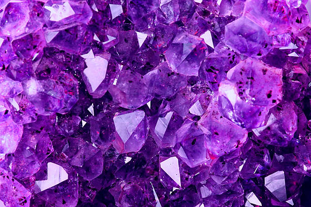 яркая фиолетовая текстура от natural amethyst - аметист стоковые фото и изображения
