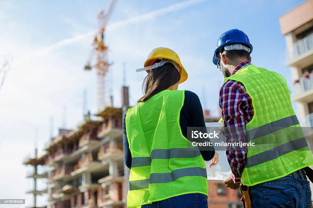 Bauarbeiter und sein Vorgesetzter überprüfen den Fortschritt - Lizenzfrei Baugewerbe Stock-Foto