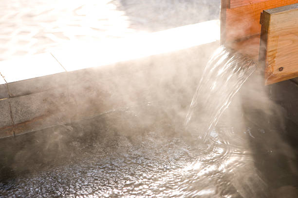 aguas termales que vierten - baños térmicos fotografías e imágenes de stock