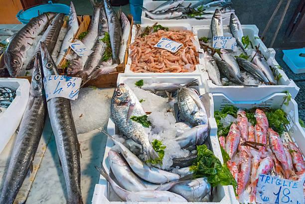 puesto de mercado con pescados y mariscos - diat fotografías e imágenes de stock