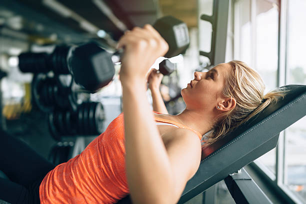 mulher praticando com dumbells - adult muscular build athlete beautiful - fotografias e filmes do acervo