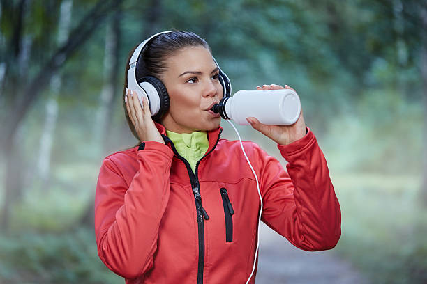 istock Sposrtswoman drinking isotonic drink 617881492