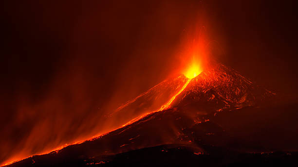 erupción del etna - volcán fotografías e imágenes de stock