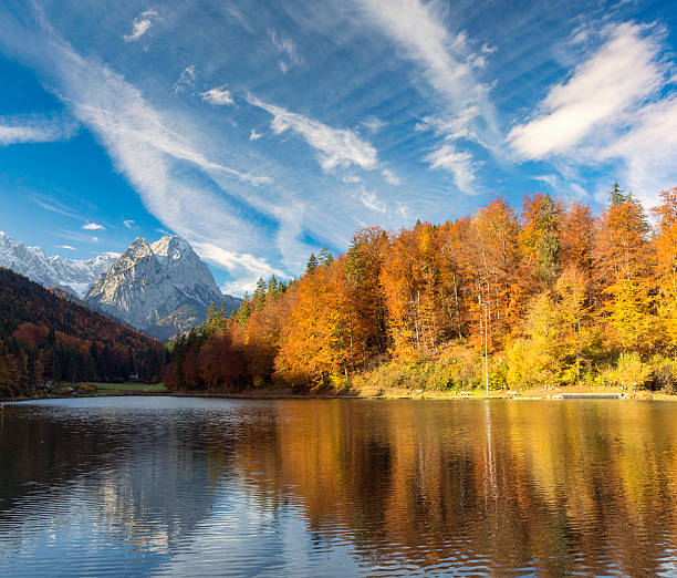 秋のリースサーゼーとズグズピッツェ - wetterstein mountains bavaria mountain forest ストックフォトと画像