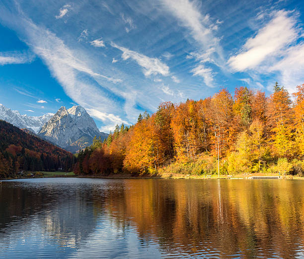 riessersee i zugzpitze jesienią - waxenstein zdjęcia i obrazy z banku zdjęć