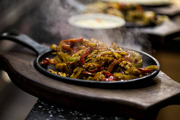 chicken food smoking hot served on iron plate - broiling imagens e fotografias de stock