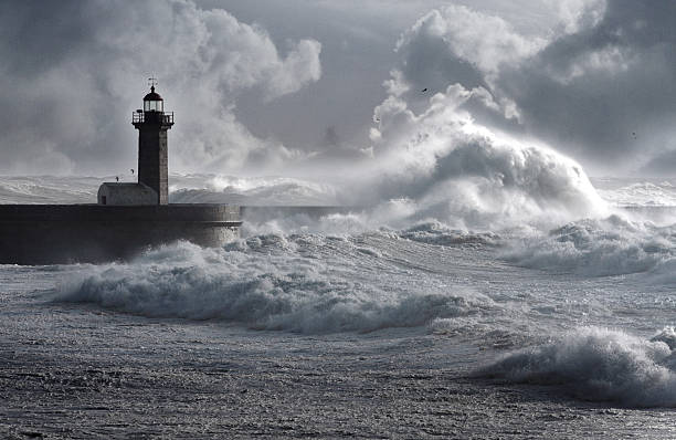 olas de tormenta sobre el faro - hurricane storm wind disaster fotografías e imágenes de stock