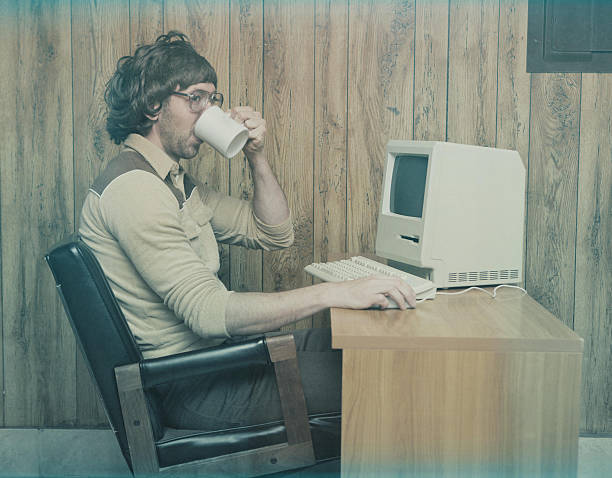 retro 1980s computer worker drinking coffee - nerd technology old fashioned 1980s style imagens e fotografias de stock