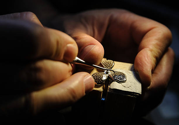 artesanía en joyería. - jewelry craftsperson craft jeweller fotografías e imágenes de stock