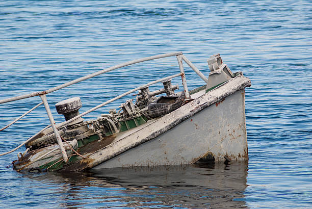 naufragio en un río - sailing ship shipping beached industrial ship fotografías e imágenes de stock