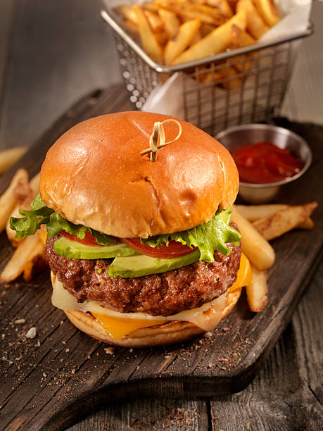 アボカドチーズバーガー、フライドポテトバスケット - symmetry burger hamburger cheese ストックフォ�トと画像