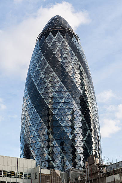 el edificio gherkin en el centro de la ciudad, londres, reino unido - 30 st mary axe fotografías e imágenes de stock