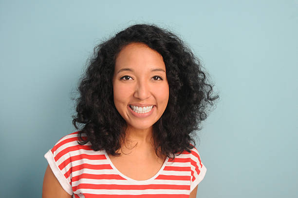 mujer joven sonriendo  - rizitos fotografías e imágenes de stock