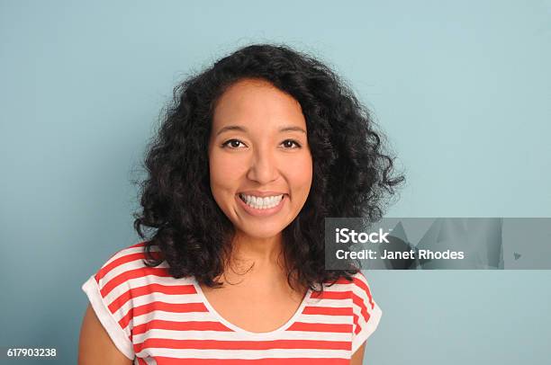 Mujer Joven Sonriendo Foto de stock y más banco de imágenes de Mujeres - Mujeres, Una sola mujer, Foto de cabeza