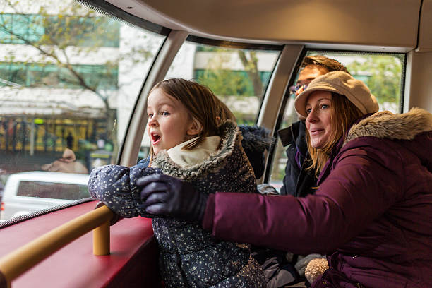 look di famiglia a wonder sull'autobus di londra - bus family travel destinations women foto e immagini stock