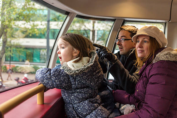 family look in wonder w londyńskim autobusie - bus family travel destinations women zdjęcia i obrazy z banku zdjęć
