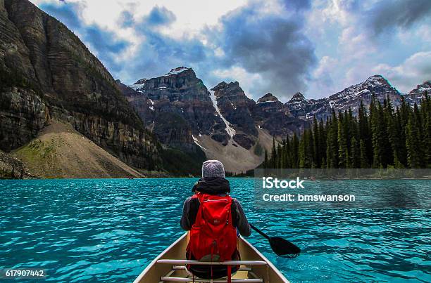 Photo libre de droit de Canoë Sur Le Lac Moraine banque d'images et plus d'images libres de droit de Canada - Canada, Parc National de Banff, Voyage