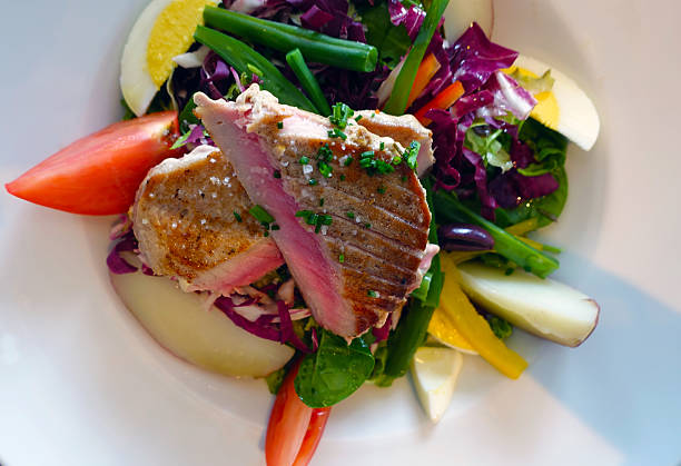 atum niçoise - tuna steak tuna salad tomato - fotografias e filmes do acervo