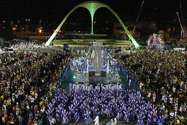 apresentação sambodrome escola de samba no carnaval no rio de janeiro - sambadrome imagens e fotografias de stock