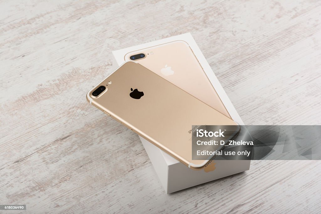 Apple Iphone 7 Plus Gold Sobre Fondo De Madera Foto de stock y más banco de imágenes de Teléfono - iStock
