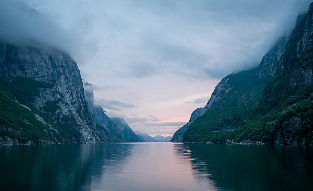 nachtlandschaft des lysefjords. norwegen fjorde landschaften. - lysefjord stock-fotos und bilder