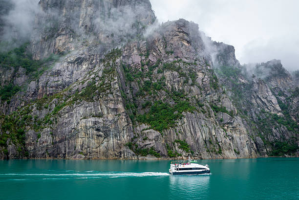 kleine fähre am schönen fjord mit felsigen ufern und tourquise - lysefjord stock-fotos und bilder