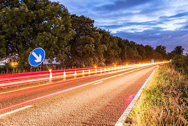 authentiques travaux routiers autoroutiers britanniques avertissement cônes de circulation la nuit - off mot anglais photos et images de collection