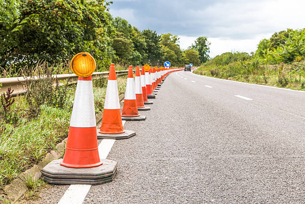 authentiques cônes de circulation d’avertissement de travaux routiers sur les autoroutes du royaume-uni - off mot anglais photos et images de collection