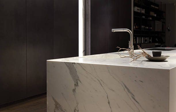 weiße marmorküche - stone contemporary house luxury stock-fotos und bilder