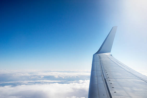 asa de avião a voar acima das nuvens, - wing airplane window sunset imagens e fotografias de stock