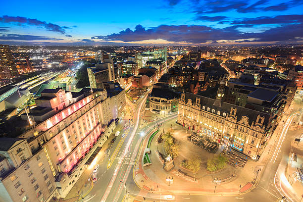 piazza leeds e vista notturna panoramica dello skyline - leeds england uk city famous place foto e immagini stock