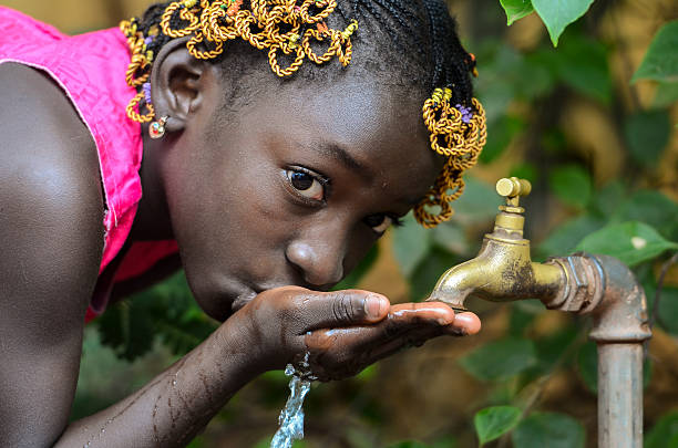 アフリカの美しさ 蛇口からきれいな水を飲む - cleaning environment clean earth ストックフォトと画像