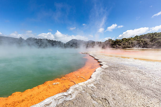 geothermal champagne pool waiotapu nueva zelanda - new zealand geyser champagne park fotografías e imágenes de stock