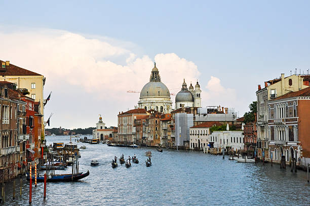 большой канал в течение вечера в венеции. - europe sunlight river sun стоковые фото и изображения