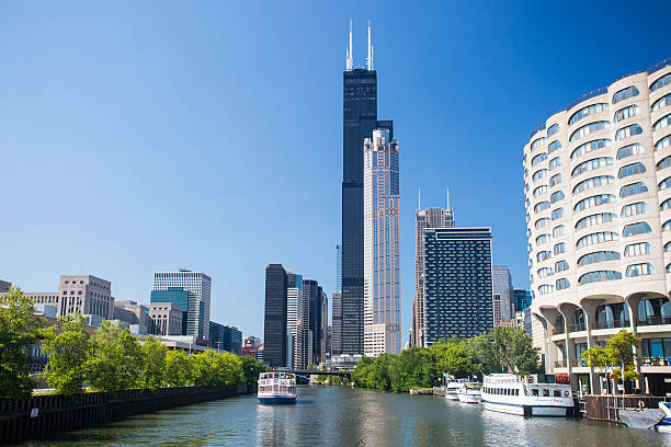 Willis Tower in Chicago on the Chicago River The famous Willis Tower in Chicago, formerly known as Sears Tower, on a hot summer's day in Chicago, Illinois, USA willis tower stock pictures, royalty-free photos & images