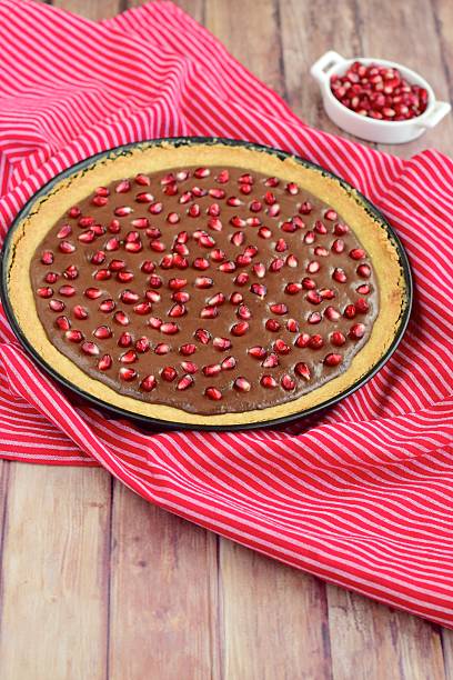 crostata di melograno al cioccolato - arils foto e immagini stock