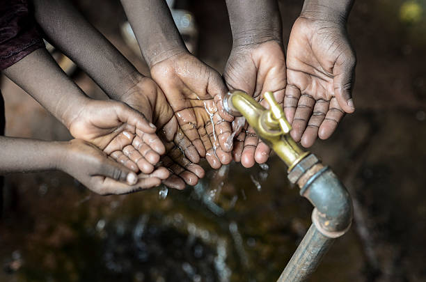 l'importanza dell'acqua pulita per l'africa - simbolo - scarcity foto e immagini stock