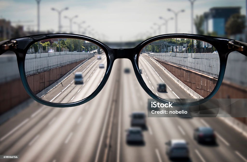 Visão clara através de óculos - Foto de stock de Visão - Conceito royalty-free
