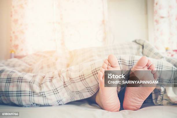 Nahaufnahme Der Füße Von Frauen Die Am Morgen Auf Dem Bett Schlafen Stockfoto und mehr Bilder von Unterhalb