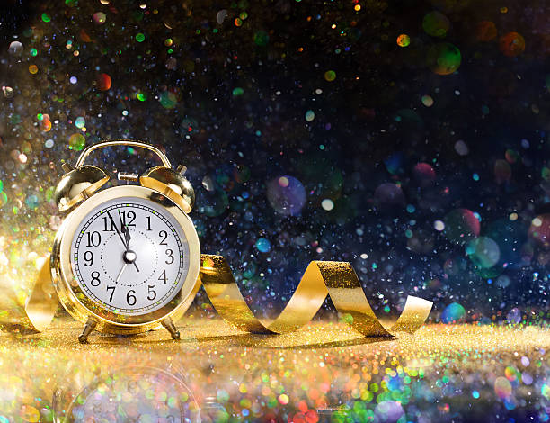 obchody nowego roku z alarmem i konfetti - new years party time zdjęcia i obrazy z banku zdjęć