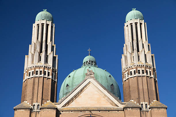 türme und kuppel der herz-jesu-basilika - brussels basilica stock-fotos und bilder