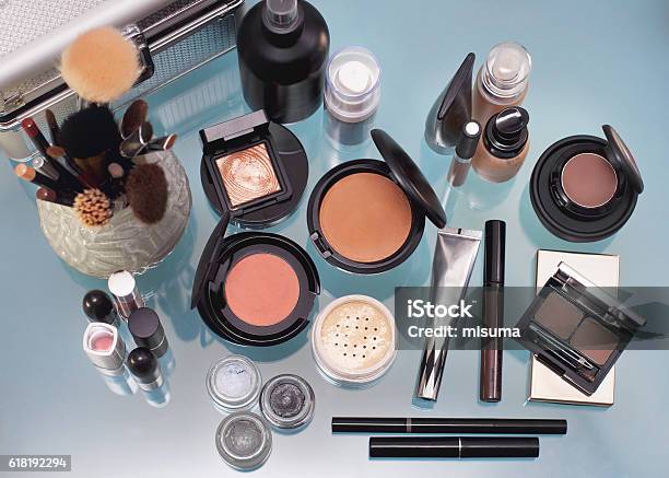 Ein Set Von Dekorative Kosmetik Stockfoto und mehr Bilder von Make-Up - Make-Up, Werkzeug, Kosmetik