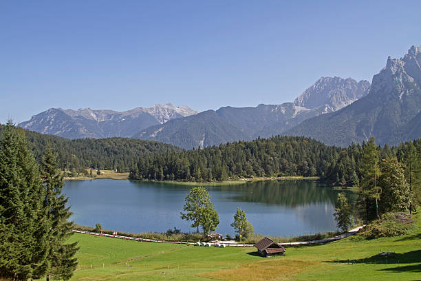 lautersee vicino a mittenwald - lautersee lake foto e immagini stock