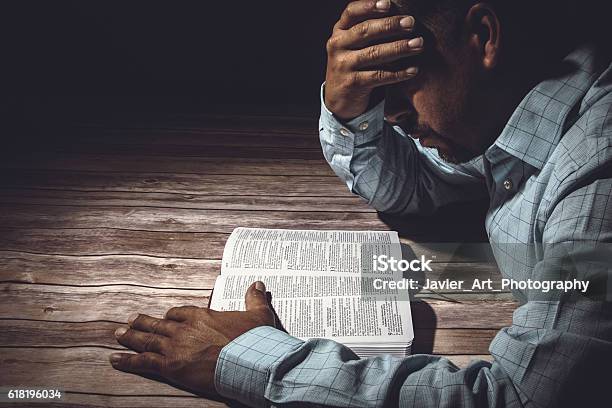 Hombre Preocupado Leyendo La Santa Biblia Foto de stock y más banco de imágenes de Biblia - Biblia, Hombres, Confusión
