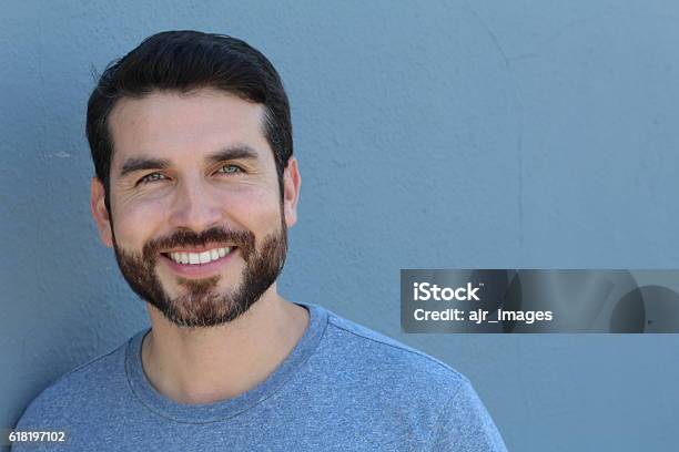 Feliz Barba Chico En Azul De Retratos Foto de stock y más banco de imágenes de Hombres - Hombres, Cabello corto, Cabello humano